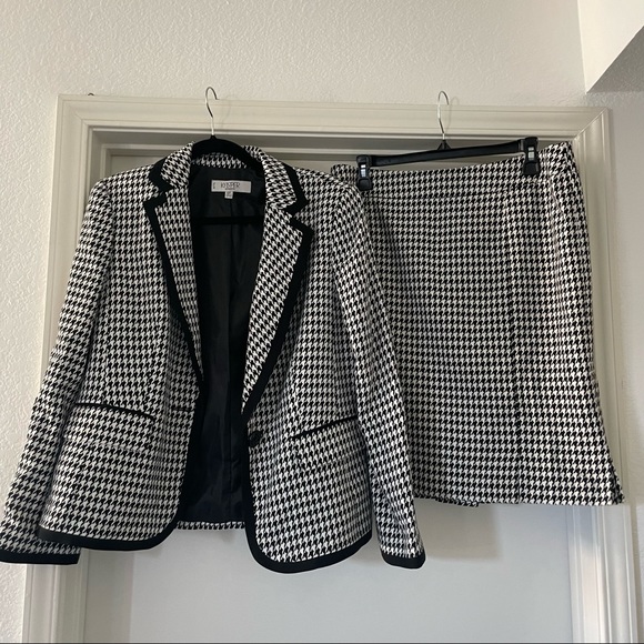 Kasper Jackets & Blazers - Kasper Plaid Pattern 2 piece Skirt Suit - Black and White Size 10P